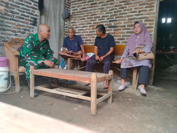 Kegiatan Komsos Babinsa Koramil 0101/Pandeglang Bersama PPL dan Ketua Poktan di Kelurahan Karaton
