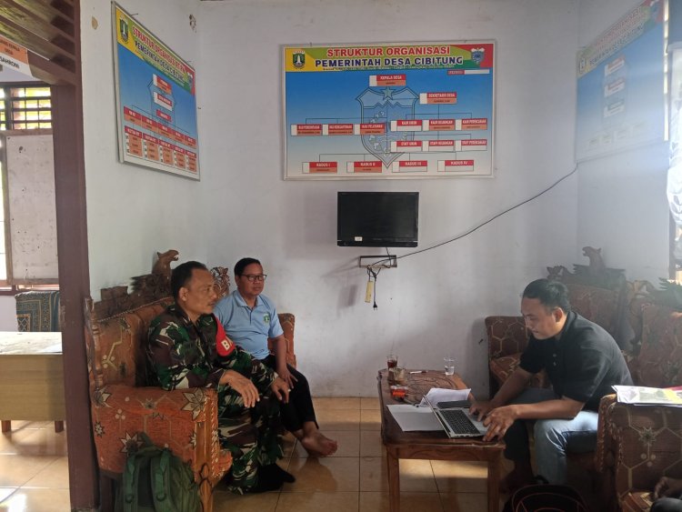 Babinsa Koramil 0109/Munjul Laksanakan Komsos Bersama Aparat Desa Lebak Bahas Program KDMK