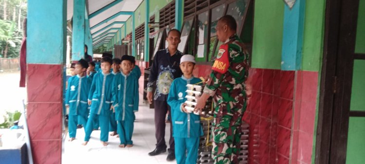 Babinsa Koramil 0105/Mandalawangi Dampingi Pelaksanaan Program Makan Bergizi Gratis (MBG) di Kecamatan Mandalawangi