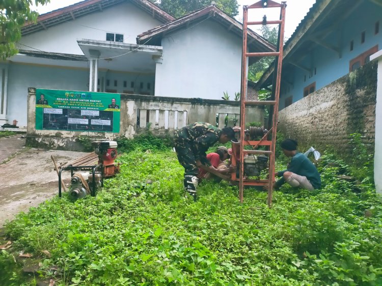 KODIM 0601/PANDEGLANG  Babinsa Kelurahan Kadomas Laksanakan Monitoring Pembangunan Sumur Bor Program TNI AD Manunggal Air
