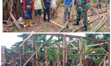 Serda Wasim Babinsa Koramil 0116/Cikeusik Laksanakan Gotong Royong Pembangunan Rumah Warga yang Roboh di Desa Sukawaris