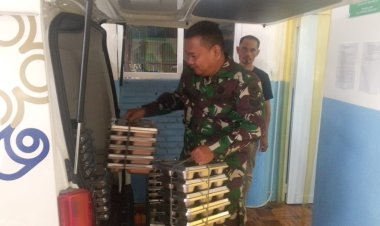 Serka Encep Wahyu Babinsa Koramil 0107/Saketi Dampingi Penyaluran MBG Yayasan Global Al-Jabar Indonesia