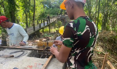 Pembangunan Jembatan Gantung Sungai Cikayang di Kp. Belengbeng Terus Dikebut, Anggota Koramil 0116/Cikeusik Bersama Warga Turun Tangan