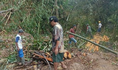 Babinsa Koramil 0108/Bojong Laksanakan Kerja Bakti Pembersihan Lokasi Pembangunan Jembatan Armco di Kampung Pasir Seuti
