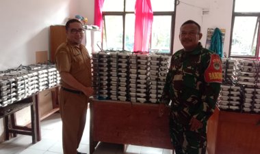 Serda Hamdan Mulyadi Babinsa Koramil 0107/Saketi Dampingi Penyaluran Program MBG Yayasan Inthisar