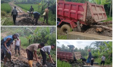 Sertu Aan Samsudi Babinsa Koramil 0114/Cigeulis Bersama Warga Laksanakan Penimbunan Jalan Rusak Demi Kelancaran Pembangunan Jembatan Armco