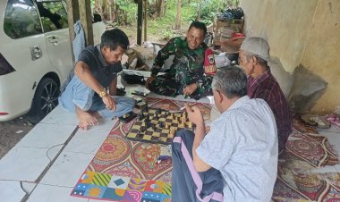 Serka H. Situmorang Babinsa Koramil 0103/Banjar Tingkatkan Kedekatan dengan Warga Lewat Komsos di Desa Citalahab