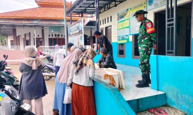 KORAMIL 0104/CIMANUK – KODIM 0601/PANDEGLANG Babinsa Koramil 0104/Cimanuk Dampingi Pelaksanaan Bazar Daging Murah di Desa Kupahandap