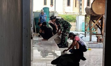 Kopka Iwan Wahyudi Babinsa Koramil 0104/Cimanuk Bersama Warga Laksanakan Gotong Royong Pembersihan Area Masjid Al-Ikhlas di Kp. Moyan