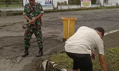 Serka Zaenal Aripin Babinsa Koramil 0103/Banjar Bersama Karyawan RSUD Berkah Gelar Kegiatan Kerja Bakti Pembersihan Taman Depan Rumah Sakit