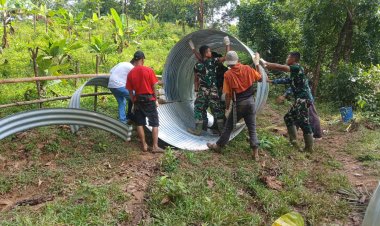 Babinsa Koramil 0114/Cigeulis Bersama Anggota Yon TP dan Warga Laksanakan Perakitan Armco dan Pembersihan Lokasi Jembatan di Kampung Cibodas, Desa Sinarjaya