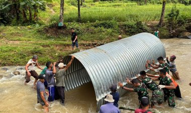 Gotong Royong Penurunan Jembatan Armco di Sungai Leuwi Gede, Penghubung Vital 400 KK di Kecamatan Cigeulis