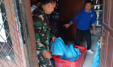 Serka Encep Wahyu Babinsa Koramil 0107/Saketi Dampingi Penyaluran MBG Yayasan Global Al-Jabar Indonesia di Desa Sindanghayu