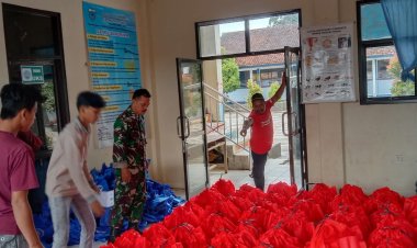 Babinsa Koramil 0107/Saketi Dampingi Penyaluran MBG Yayasan Intishar Bersama Gigih di Desa Kadudampit