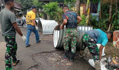 Babinsa Koramil 0105/Mandalawangi Bersama Personel Yon TP 842/Badak Sakti dan Warga Laksanakan Perakitan Armco di Sungai Cibogo