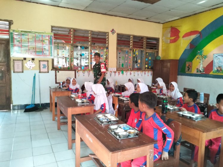 Babinsa Koramil 0106/Menes Laksanakan Pendampingan Penyaluran MBG di SPPG Pandeglang – Cikedal Cening