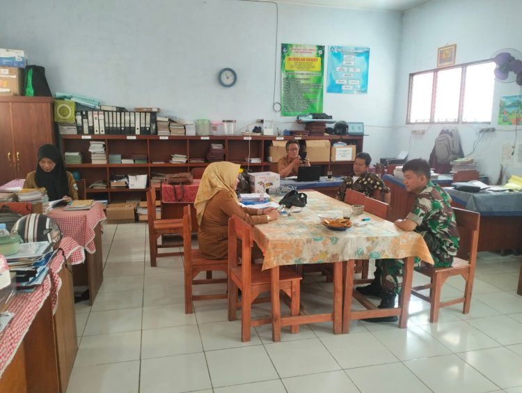 Babinsa Koramil 0103/Banjar Laksanakan Komsos Bersama Tenaga Pengajar SDN Pareang 2