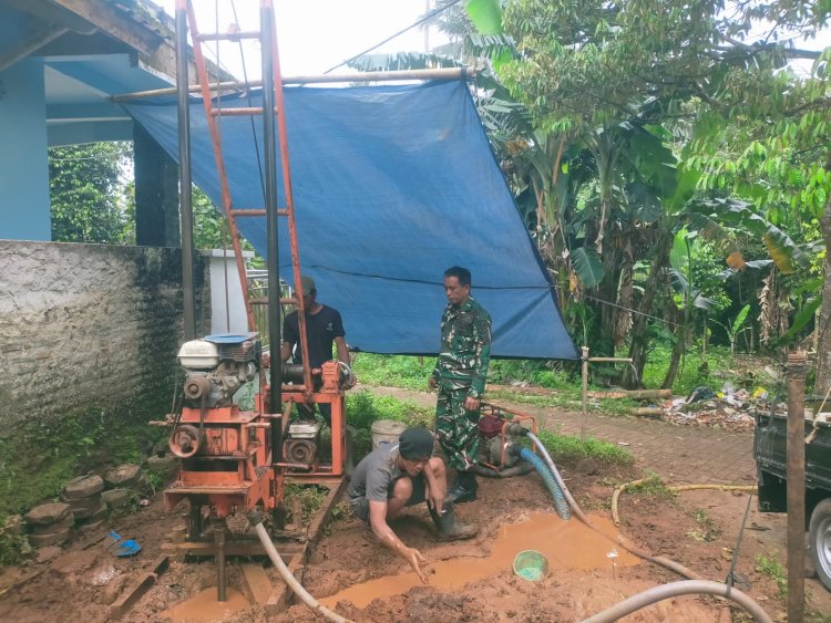 Serka Asep Taryana Babinsa Koramil 0101/Pandeglang Laksanakan Monitoring Pembangunan Sumur Bor Program TNI AD Manunggal Air di Kelurahan Kadomas