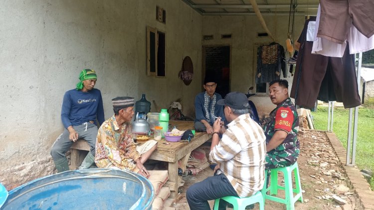 Babinsa Koramil 0102/Cadasari Laksanakan Komsos Bahas Rencana Pembangunan Majelis Taklim di Desa Pasirkarag
