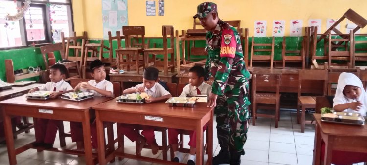 Serka Altaupik Babinsa Koramil 0105/Mandalawangi Laksanakan Pendampingan Program Makan Bergizi Gratis (MBG) di Kecamatan Mandalawangi