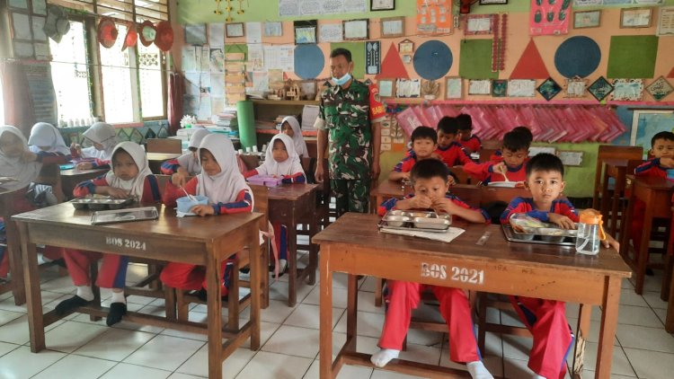 Pendampingan Program Makan Bergizi Gratis (MBG) oleh Babinsa Koramil 0106/Menes di Wilayah Kecamatan Cikedal