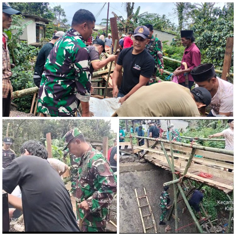 KORAMIL 0105/MANDALAWANGI  Gotong Royong Pembuatan Jembatan Darurat di Desa Sinar Jaya