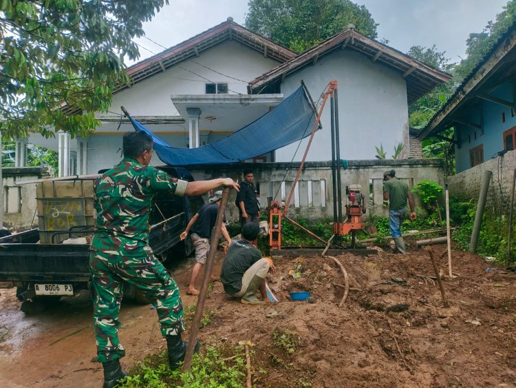 Babinsa Koramil 0101/Pandeglang Laksanakan Monitoring Pembangunan Sumur Bor Program TNI AD Manunggal Air di Kelurahan Kadomas