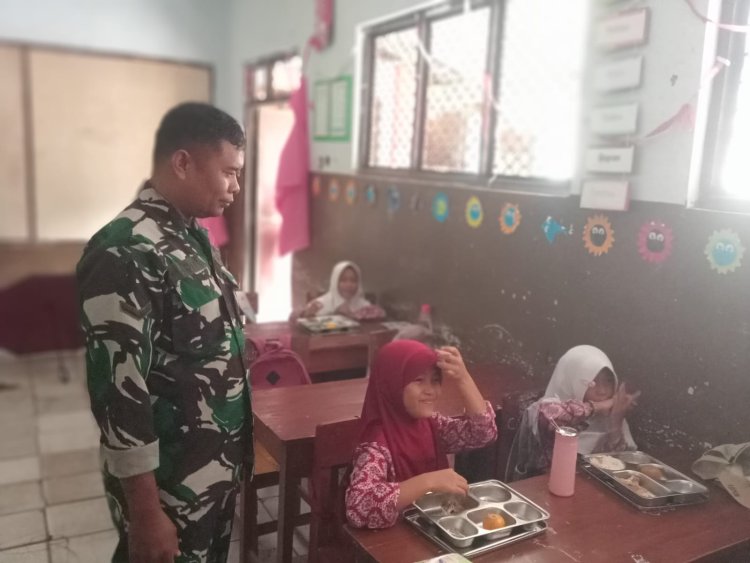 Serda Hadiri Babinsa Koramil 0105/Mandalawangi Dampingi Pelaksanaan Program Makan Bergizi Gratis (MBG) di Kecamatan Mandalawangi
