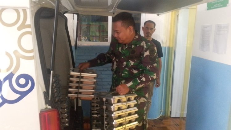 Serka Encep Wahyu Babinsa Koramil 0107/Saketi Dampingi Penyaluran MBG Yayasan Global Al-Jabar Indonesia
