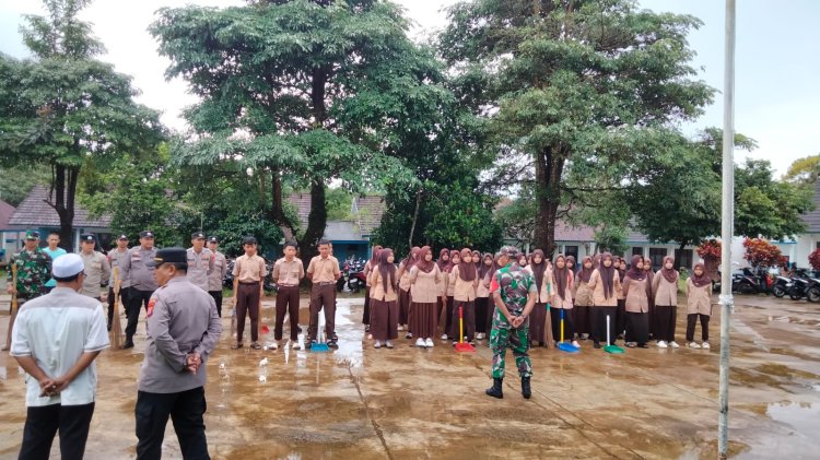 Kegiatan Jum’at Bersih Koramil 0115/Cimanggu di SMPN 1 Cimanggu