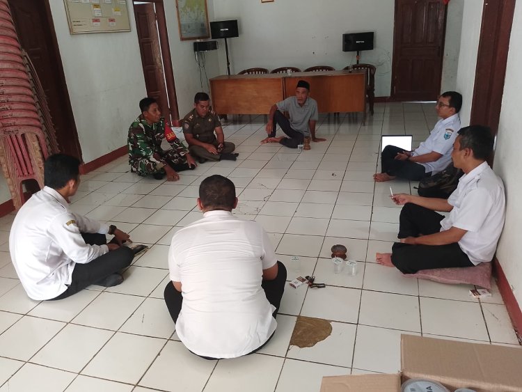 Serka I Kadek Suparta Babinsa Koramil 0107/Saketi Hadiri Kegiatan Monitoring dan Evaluasi Keuangan Desa Cibarani Kecamatan Cisata