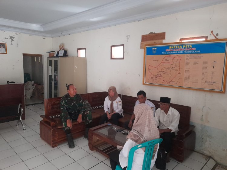 Babinsa Koramil 0102/Cadasari Gelar Komsos Bersama Aparatur Desa Kaungcaang Bahas Pengaktifan Pos Ronda Sambut Bulan Suci Ramadan