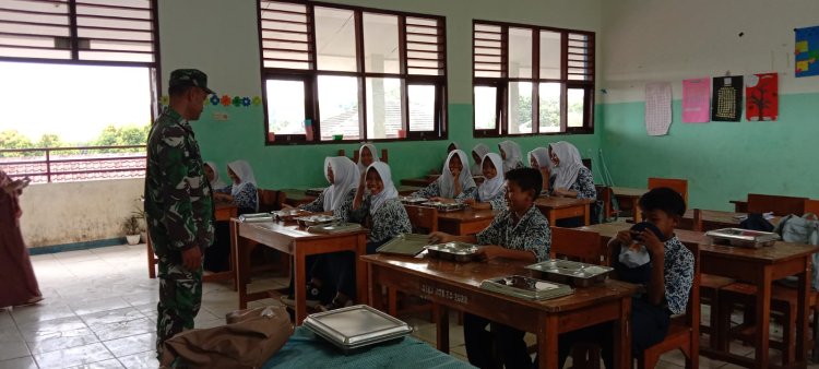 Serma Junaedi Babinsa Koramil 0107/Saketi Dampingi Penyaluran Program Makan Bergizi (MBG) Yayasan Intishar