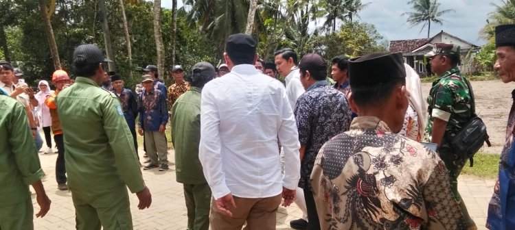 Babinsa Koramil 0111/Pagelaran Dampingi Bupati Pandeglang Salurkan Bantuan Pasca Banjir di Desa Idaman