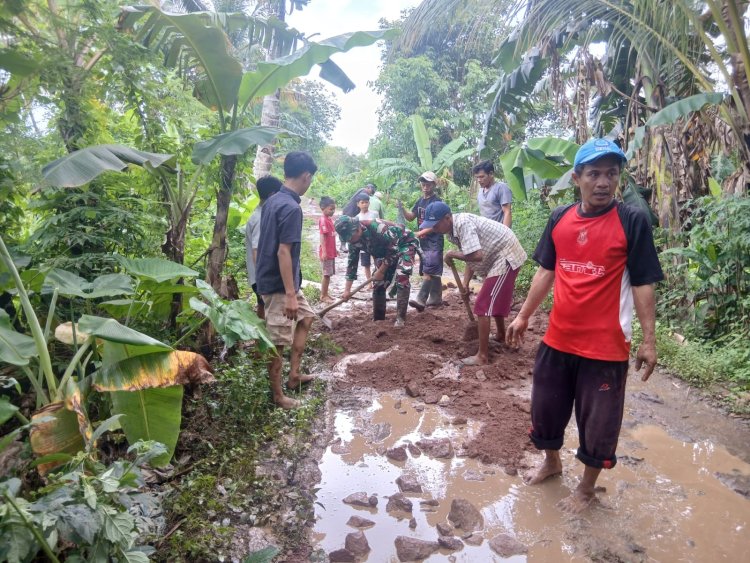 Kegiatan Gotong Royong Babinsa Koramil 0104/Cimanuk Bersama Warga dalam Perbaikan Jalan di Kp. Leuweung Kolot