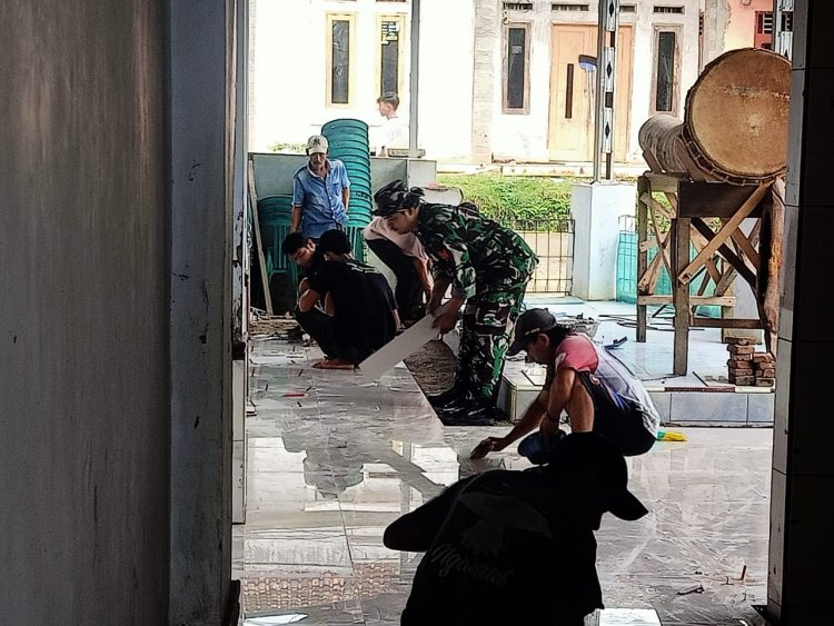 Kopka Iwan Wahyudi Babinsa Koramil 0104/Cimanuk Bersama Warga Laksanakan Gotong Royong Pembersihan Area Masjid Al-Ikhlas di Kp. Moyan