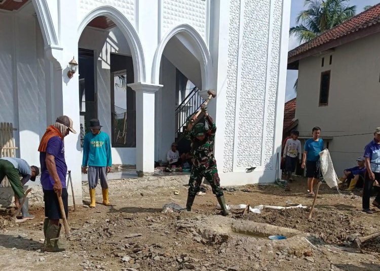 Babinsa Koramil 0109/Munjul Bersama Warga Lakukan Gotong Royong Perataan Halaman Masjid Attaqwa di Desa Pasanggrahan