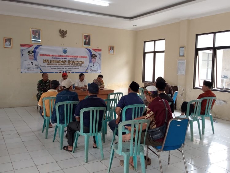 Serka Aa Haerudin Babinsa Koramil 0101/Pandeglang Hadiri Rapat RW Bahas Program PTSL di Aula Kelurahan Karaton