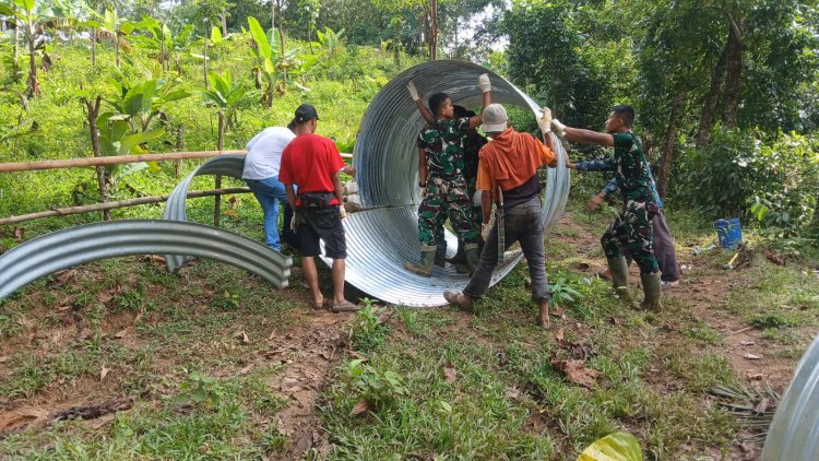 Babinsa Koramil 0114/Cigeulis Bersama Anggota Yon TP dan Warga Laksanakan Perakitan Armco dan Pembersihan Lokasi Jembatan di Kampung Cibodas, Desa Sinarjaya