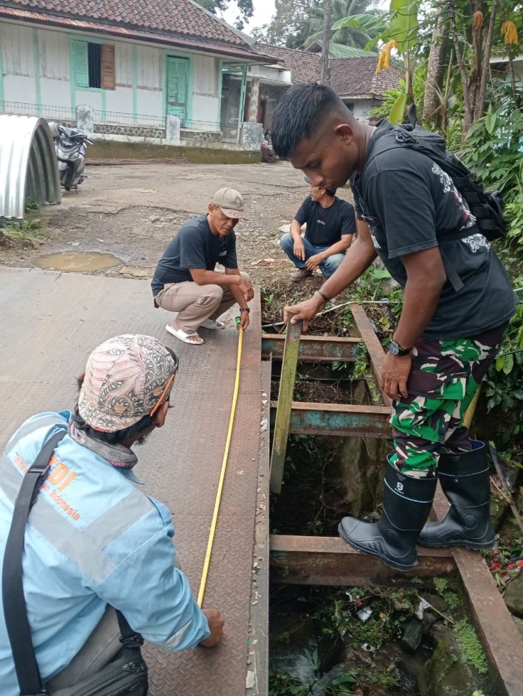 Babinsa Koramil 0105/Mandalawangi Dampingi Pengukuran Jembatan Armco di Kp. Kadu Jangkung, Desa Ramea