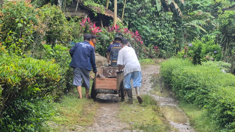 Anggota Babinsa Koramil 0108/Bojong Bersama Personel Yon TP dan Warga Laksanakan Gotong Royong Melansir Material untuk Pembangunan Jembatan Armco di Kp. Seuti Pasir, Desa Pasirsedang–Picung