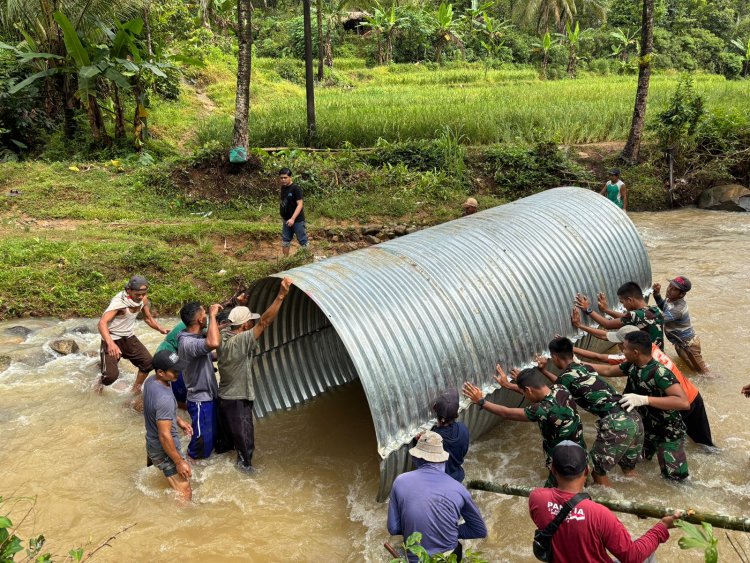 Gotong Royong Penurunan Jembatan Armco di Sungai Leuwi Gede, Penghubung Vital 400 KK di Kecamatan Cigeulis