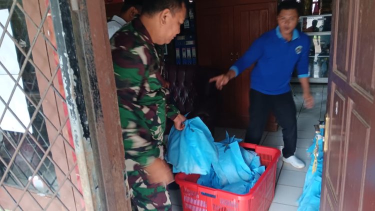 Serka Encep Wahyu Babinsa Koramil 0107/Saketi Dampingi Penyaluran MBG Yayasan Global Al-Jabar Indonesia di Desa Sindanghayu