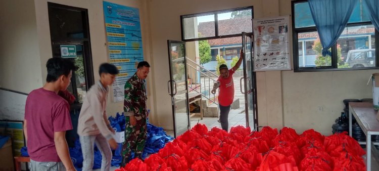 Babinsa Koramil 0107/Saketi Dampingi Penyaluran MBG Yayasan Intishar Bersama Gigih di Desa Kadudampit