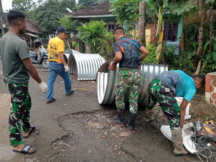 Babinsa Koramil 0105/Mandalawangi Bersama Personel Yon TP 842/Badak Sakti dan Warga Laksanakan Perakitan Armco di Sungai Cibogo