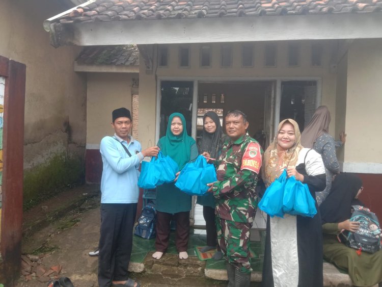 Serda Hamdan Mulyadi Babinsa Koramil 0107/Saketi Dampingi Penyaluran Program Makan Bergizi Gratis (MBG) Yayasan Intishar Bersama Gigih