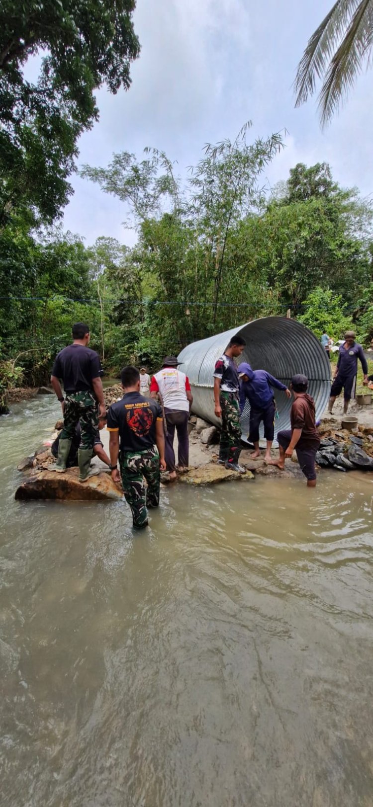 Gotong Royong Pembuatan Jembatan Armco di Kp. Jaura, Desa Sinarjaya – Koramil 0114/Cigeulis Bersama Masyarakat Perkuat Sinergi Pembangunan Infrastruktur