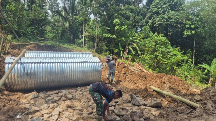 Babinsa Koramil 0108/Bojong Dampingi Pembangunan Jembatan Armco di Kp. Seutipasir, Desa Pasirsedang–Picung