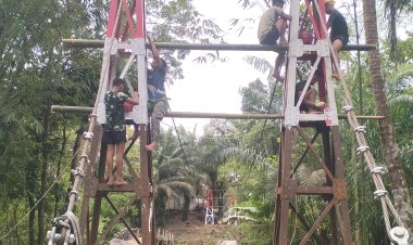Pembangunan Jembatan Gantung Belengbeng Terus Dikebut di Bulan Ramadhan  Babinsa Koramil 0116/Cikeusik, Personel Yon TP 842/Badak Sakti, dan Warga Laksanakan Pemasangan Sling & Paving Blok