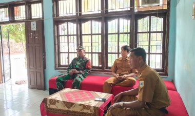 Babinsa Koramil 0102/Cadasari Laksanakan Komsos Bersama Perangkat Desa Cikentrung, Ingatkan Masyarakat Tanggap Bencana di Musim Hujan